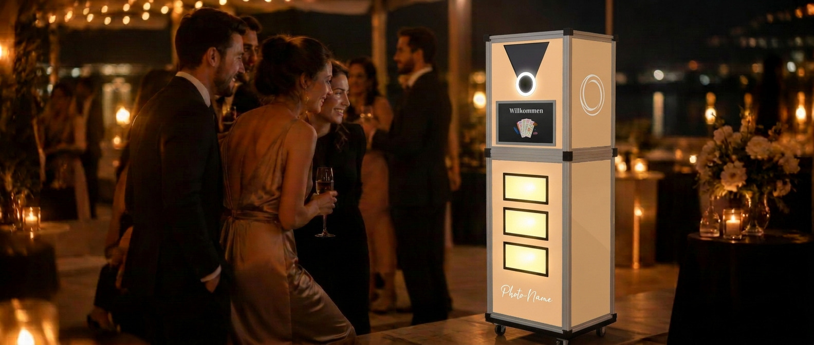 BrandCase-Fotobox mit individuellem Branding im Einsatz an einer Hochzeitsfeier